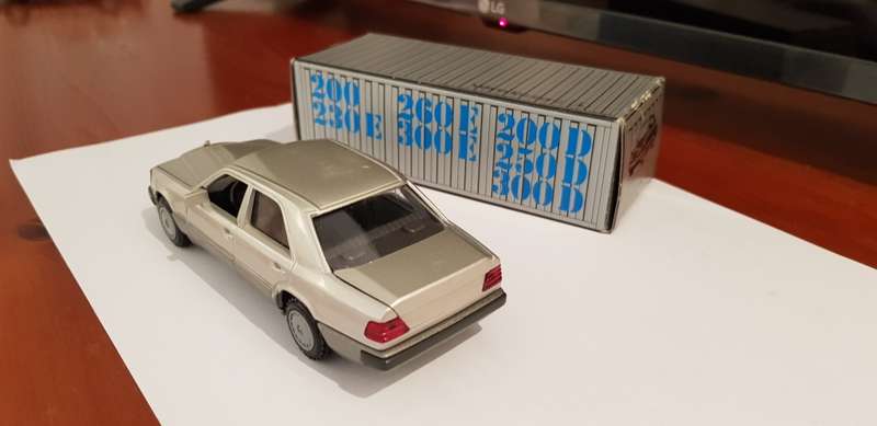 MERCEDES BENZ 230E -W124 - DIE-CAST - 1:43 SCALE - 1988 MODEL.
