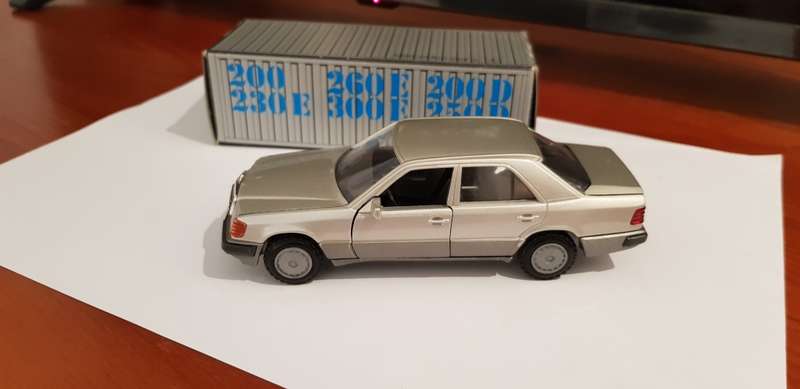 MERCEDES BENZ 230E -W124 - DIE-CAST - 1:43 SCALE - 1988 MODEL.