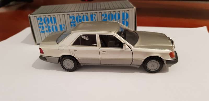 MERCEDES BENZ 230E -W124 - DIE-CAST - 1:43 SCALE - 1988 MODEL.