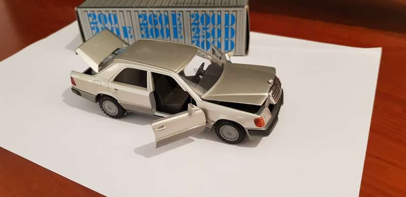 MERCEDES BENZ 230E -W124 - DIE-CAST - 1:43 SCALE - 1988 MODEL.