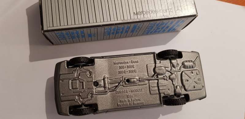 MERCEDES BENZ 230E -W124 - DIE-CAST - 1:43 SCALE - 1988 MODEL.