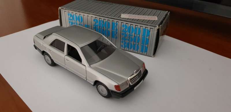 MERCEDES BENZ 300E 24v - W124 - 1/43 SCALE DIE_CAST MODEL CAR - 1990 MODEL.
