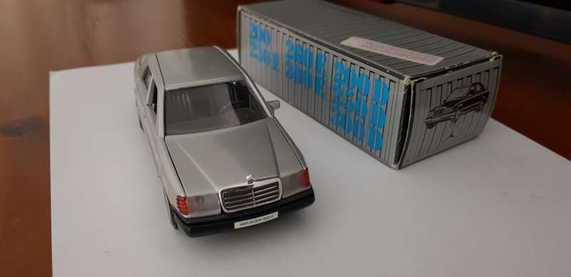 MERCEDES BENZ 300E 24v - W124 - 1/43 SCALE DIE_CAST MODEL CAR - 1990 MODEL.
