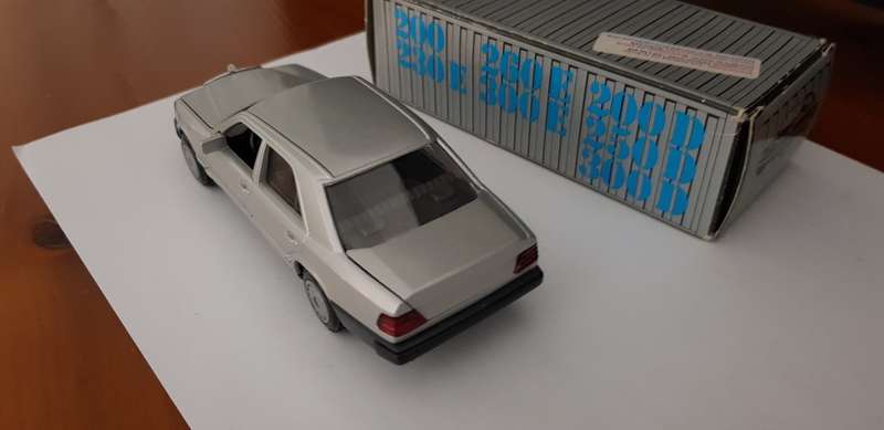 MERCEDES BENZ 300E 24v - W124 - 1/43 SCALE DIE_CAST MODEL CAR - 1990 MODEL.