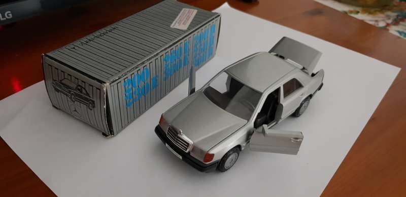 MERCEDES BENZ 300E 24v - W124 - 1/43 SCALE DIE_CAST MODEL CAR - 1990 MODEL.