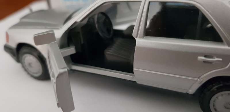 MERCEDES BENZ 300E 24v - W124 - 1/43 SCALE DIE_CAST MODEL CAR - 1990 MODEL.