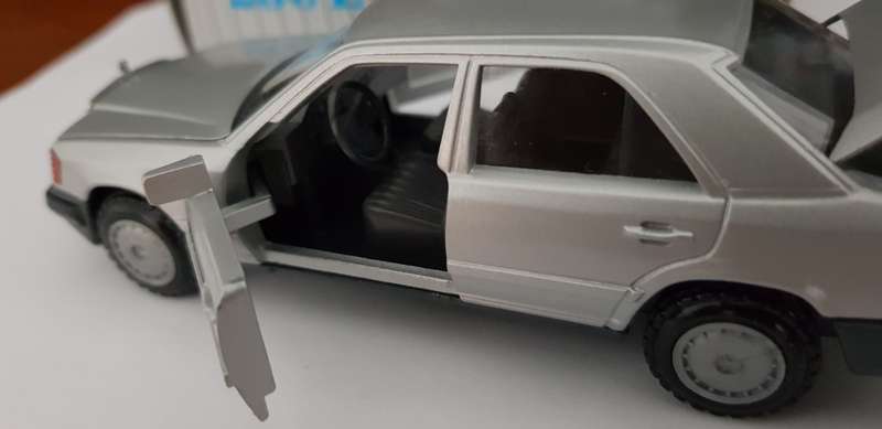 MERCEDES BENZ 300E 24v - W124 - 1/43 SCALE DIE_CAST MODEL CAR - 1990 MODEL.