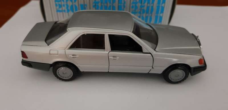 MERCEDES BENZ 300E 24v - W124 - 1/43 SCALE DIE_CAST MODEL CAR - 1990 MODEL.