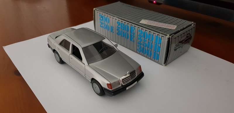 MERCEDES BENZ 300E 24v - W124 - 1/43 SCALE DIE_CAST MODEL CAR - 1990 MODEL.