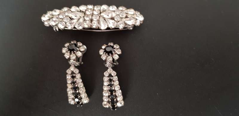 CRYSTAL BROOCH WITH PIN & MATCHING CRYSTAL EAR STUDS WITH BLACK CRYSTALS