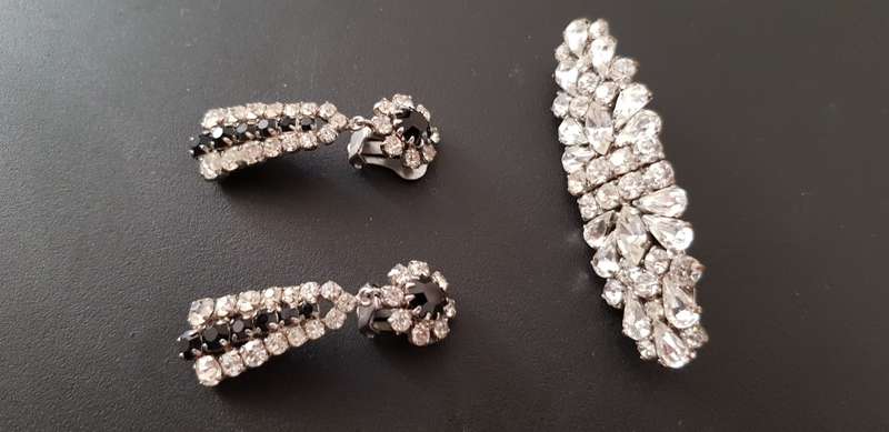 CRYSTAL BROOCH WITH PIN & MATCHING CRYSTAL EAR STUDS WITH BLACK CRYSTALS