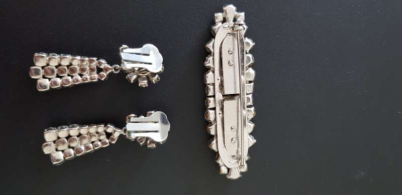 CRYSTAL BROOCH WITH PIN & MATCHING CRYSTAL EAR STUDS WITH BLACK CRYSTALS