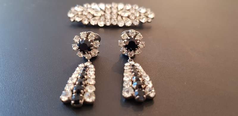 CRYSTAL BROOCH WITH PIN & MATCHING CRYSTAL EAR STUDS WITH BLACK CRYSTALS