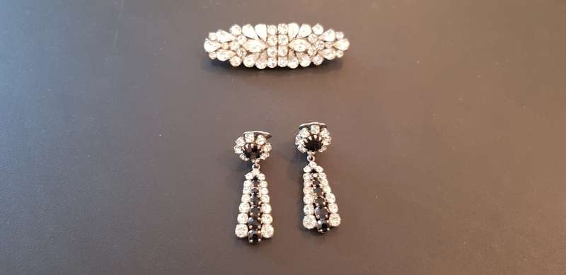 CRYSTAL BROOCH WITH PIN & MATCHING CRYSTAL EAR STUDS WITH BLACK CRYSTALS