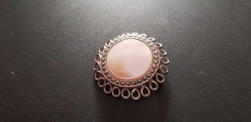 VINTAGE BROOCH - MOTHER OF PEARL BROOCH WITH DELICATE WOVEN LOWERY PATTERN & REAR PIN.