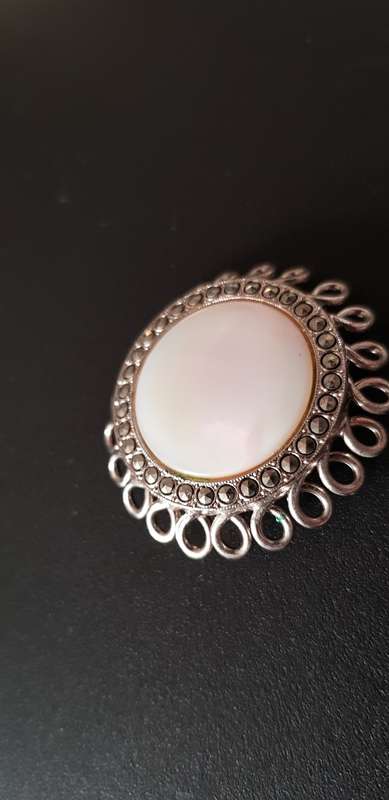 VINTAGE BROOCH - MOTHER OF PEARL BROOCH WITH DELICATE WOVEN LOWERY PATTERN & REAR PIN.