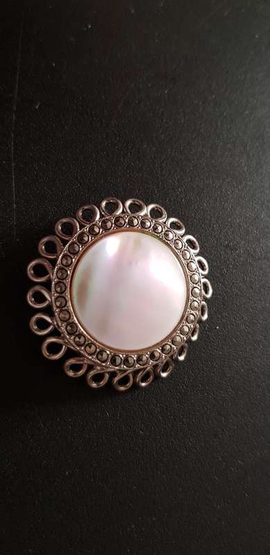 VINTAGE BROOCH - MOTHER OF PEARL BROOCH WITH DELICATE WOVEN LOWERY PATTERN & REAR PIN.