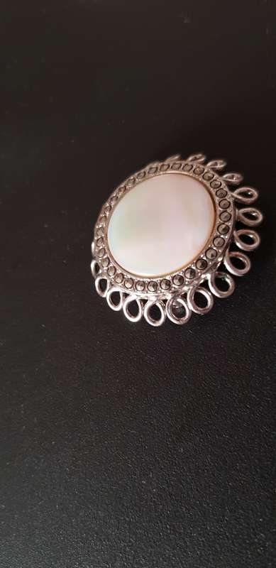 VINTAGE BROOCH - MOTHER OF PEARL BROOCH WITH DELICATE WOVEN LOWERY PATTERN & REAR PIN.