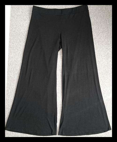 Soft Comfortable Flowing Black Pants. Size 16/40 - 18/42