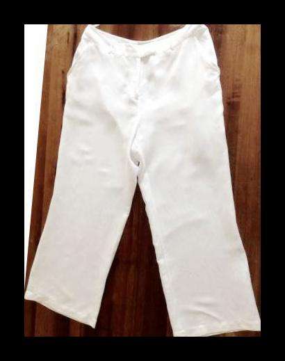 DONNA CLAIRE White Three-Quarter Pants. Size 16/40