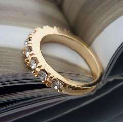 Size 8 / Q - BRAND NEW Semi-Eternity Crystal Ring in 18kgp (CJ)