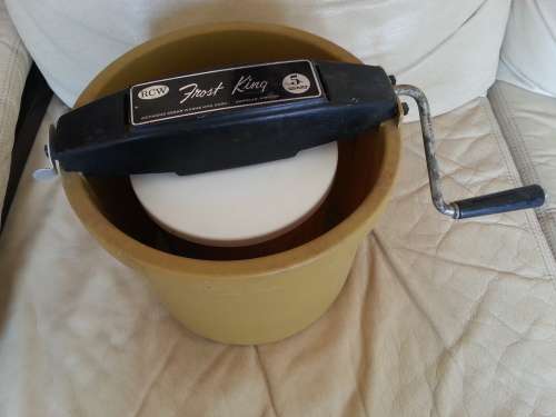 ICE CREAM MAKER - FROST KING - 5 QUARTS -- U.S.A.