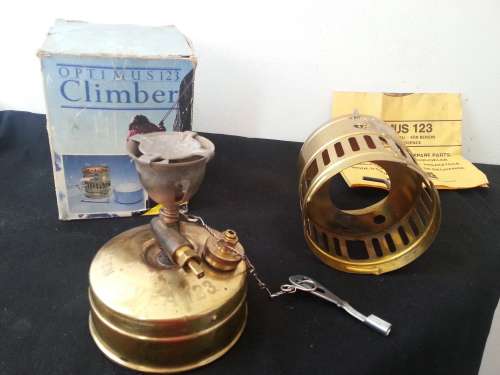 OPTIMUS 123 SVEA STOVE SWEDEN ( lit up )
