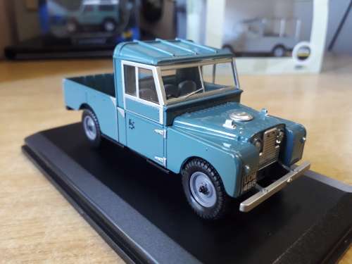 Land Rover L.W.Base, by Oxford, New in perspex case, 1/43, die cast
