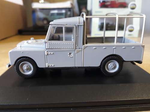 Land Rover L.W.B. by OXFORD, New in Perspex Case, 1/43, die-cast
