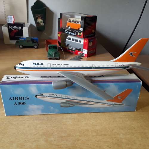 2 x SAA SOUTH AFRICAN AIRWAYS, B767 & A300, SCALE 1/200, SNAP-FIT PLASTIC, DEMO