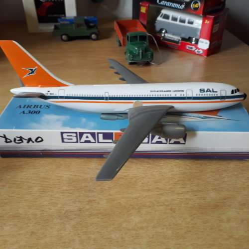2 x SAA SOUTH AFRICAN AIRWAYS, B767 & A300, SCALE 1/200, SNAP-FIT PLASTIC, DEMO