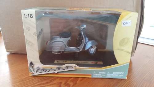 Vespa 150 Super (1965) Maisto 1:18 Die Cast, New in Box