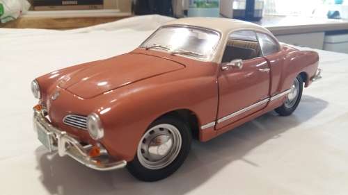 1966 VOLKSWAGEN KARMANN GHIA 1/18 DIECAST MODEL BY ROAD SIGNATURE 92198, BEEN ON DISPLAY, NO BOX