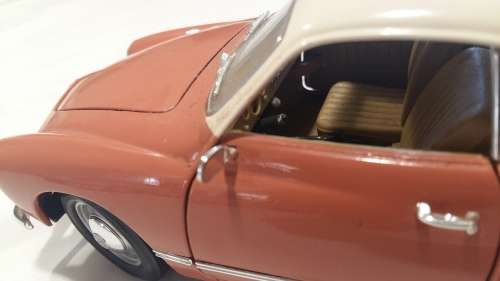 1966 VOLKSWAGEN KARMANN GHIA 1/18 DIECAST MODEL BY ROAD SIGNATURE 92198, BEEN ON DISPLAY, NO BOX