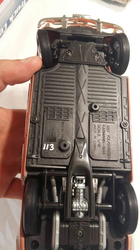 1966 VOLKSWAGEN KARMANN GHIA 1/18 DIECAST MODEL BY ROAD SIGNATURE 92198, BEEN ON DISPLAY, NO BOX