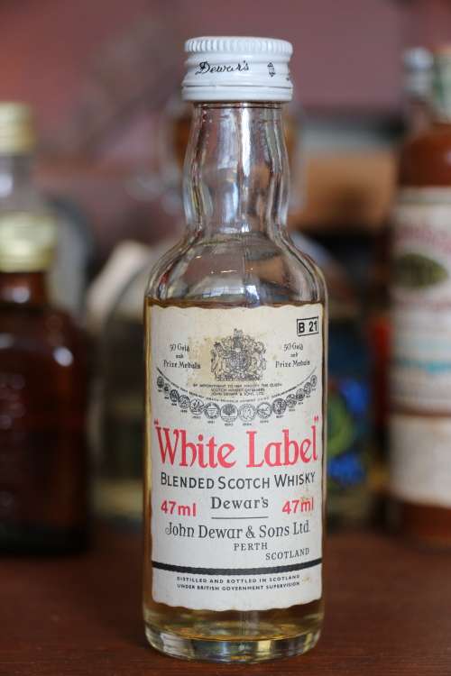 Dewar's White Label Scotch Mini Bottle 47 ml