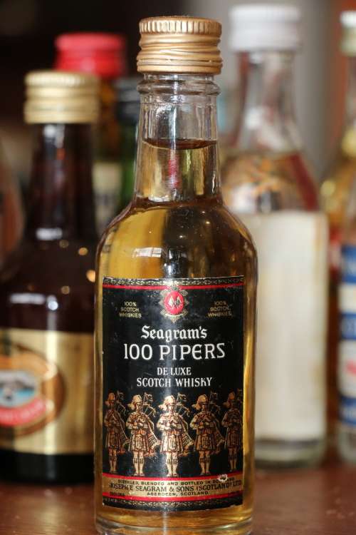 Seagram's 100 Pipers Scotch Whiskey Glass Mini Bottle 50 ml