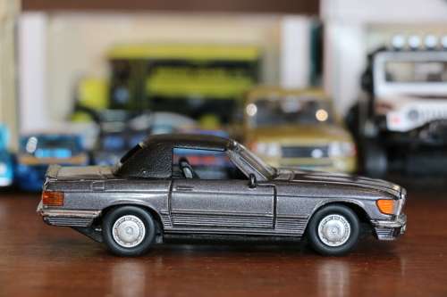 Maisto Die Cast Model Car - Mercedes Benz 500 SL (1:39)