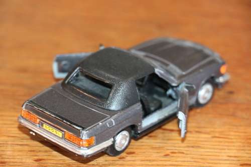 Maisto Die Cast Model Car - Mercedes Benz 500 SL (1:39)