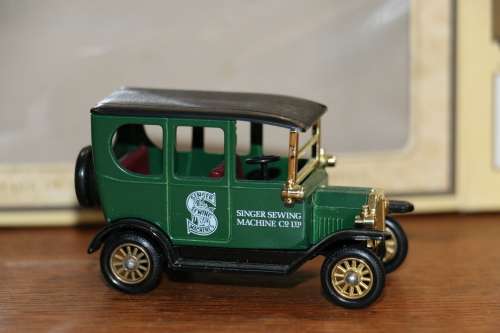 LLEDO Days Gone Diecast Vintage Model Car - SINGER SEWING MACHINE CO.
