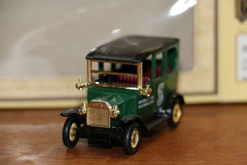 LLEDO Days Gone Diecast Vintage Model Car - SINGER SEWING MACHINE CO.