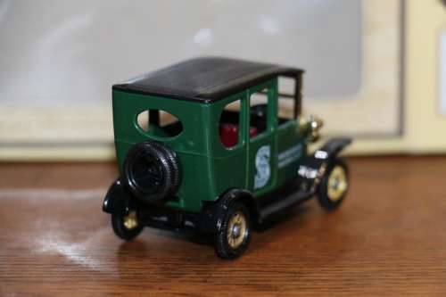LLEDO Days Gone Diecast Vintage Model Car - SINGER SEWING MACHINE CO.