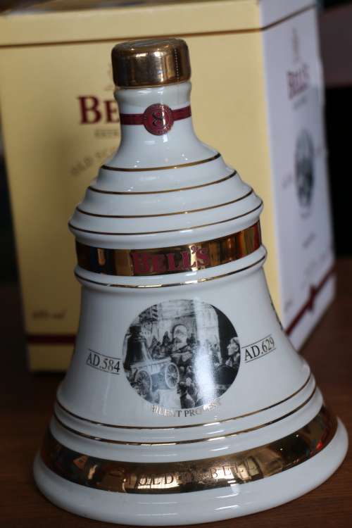 Beautiful 2005 Christmas Limited Edition Bells Whiskey in Original Box - 750 ml