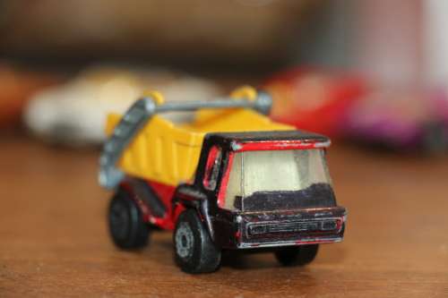 MATCHBOX Diecast Model Car - 1976 No.37 Skip Truck