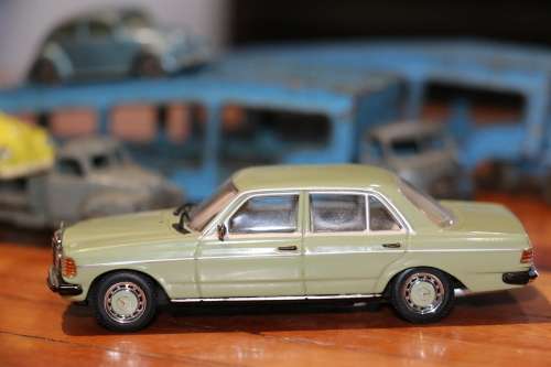 Minichamps Diecast Model - Mercedes Benz 230E