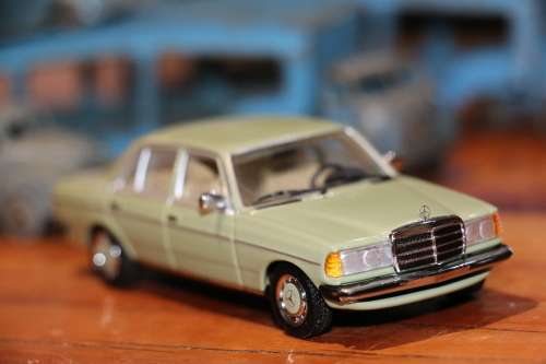 Minichamps Diecast Model - Mercedes Benz 230E