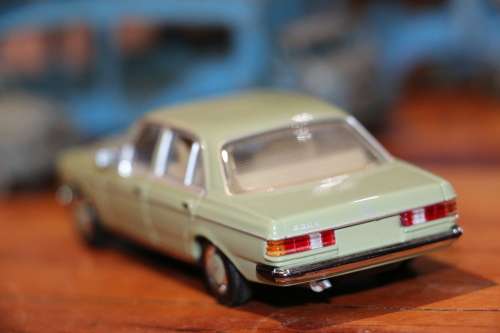 Minichamps Diecast Model - Mercedes Benz 230E