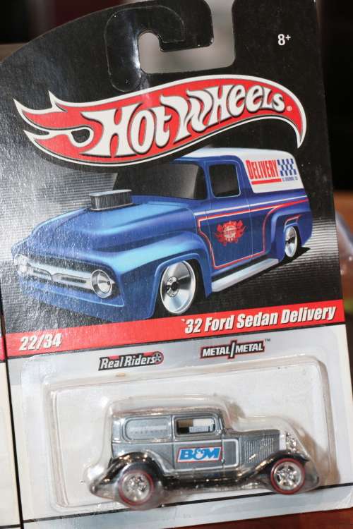 2009 Hot Wheels Diecast Model - Slick Rides - '32 Ford Sedan Delivery - Metal & Real Riders