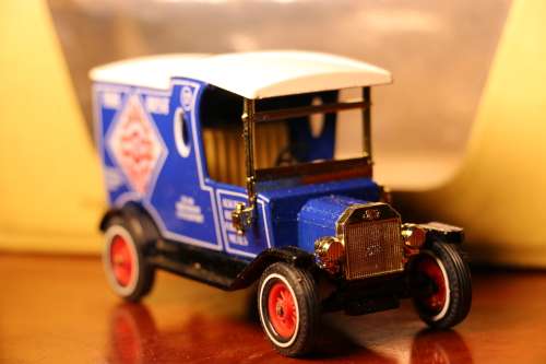 Vintage MATCHBOX Models of Yesteryear Diecast Models - 1912 Model T FORD Van - Smith's Potato Crisps