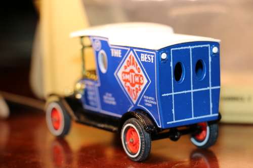 Vintage MATCHBOX Models of Yesteryear Diecast Models - 1912 Model T FORD Van - Smith's Potato Crisps